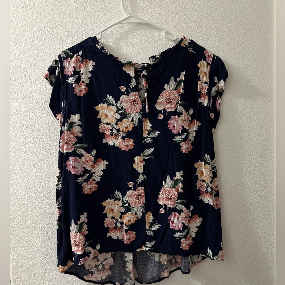 Buffalo women’s floral blouse. Size L.